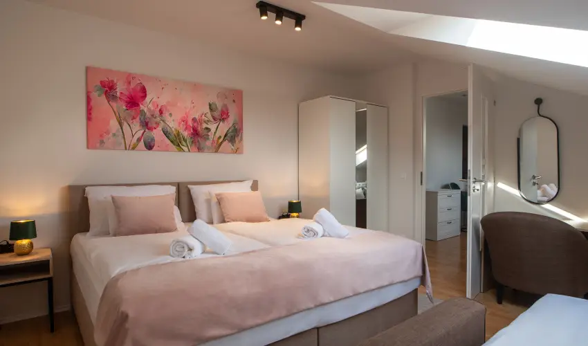 Holdvir�g Hotel S�rv�r - M�rcius 15. 