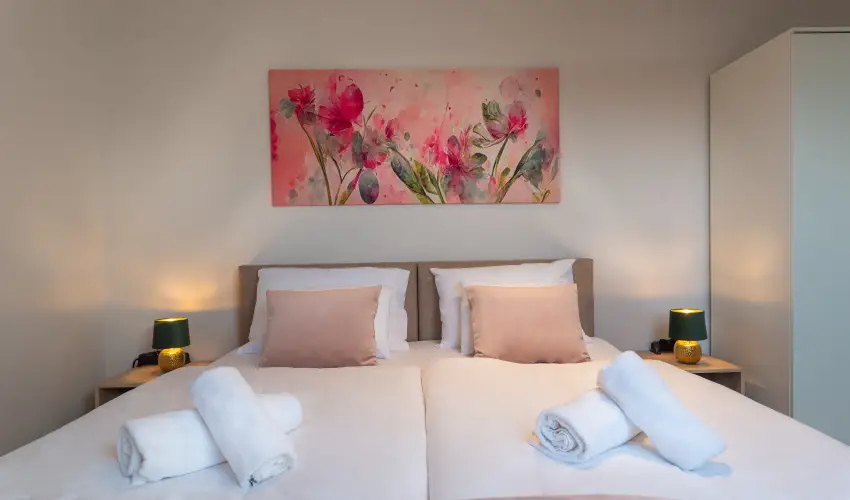 Holdvir�g Hotel S�rv�r - M�rcius 15. 