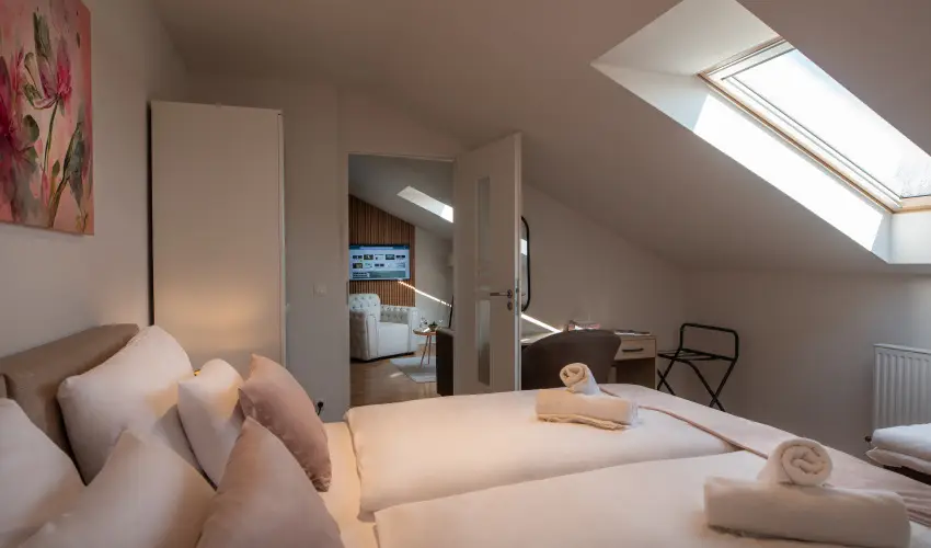 Holdvir�g Hotel S�rv�r - M�rcius 15. 