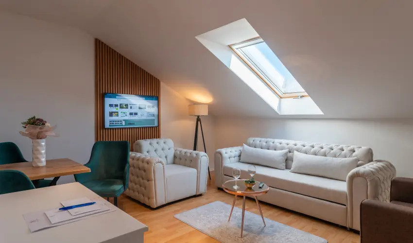 Holdvir�g Hotel S�rv�r - M�rcius 15. 