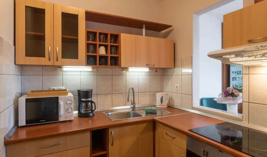 Holdvir�g Hotel S�rv�r - M�rcius 15. 