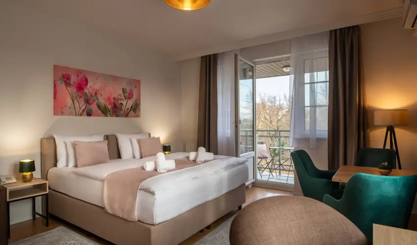 Holdvir�g Hotel S�rv�r - M�rcius 15. 