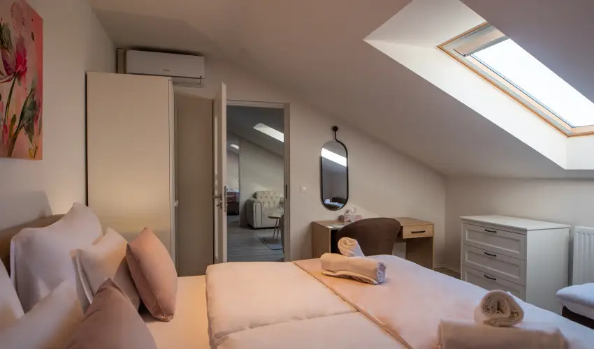 Holdvir�g Hotel S�rv�r - M�rcius 15. 