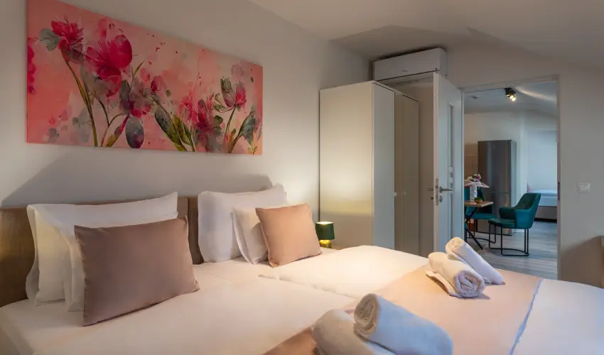 Holdvir�g Hotel S�rv�r - M�rcius 15. 