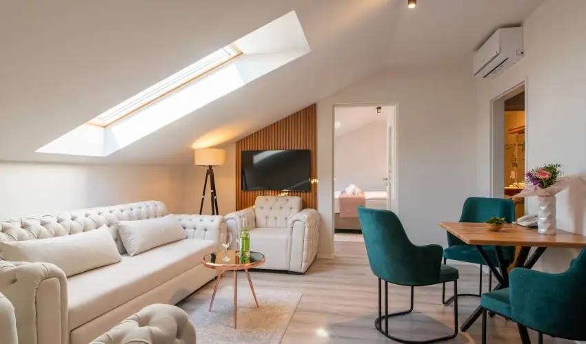 Holdvir�g Hotel S�rv�r - M�rcius 15. 