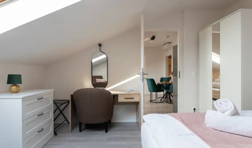 Holdvir�g Hotel S�rv�r - M�rcius 15. 