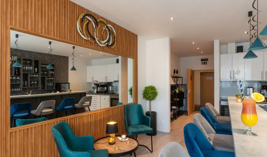 Holdvir�g Hotel S�rv�r - M�rcius 15. 