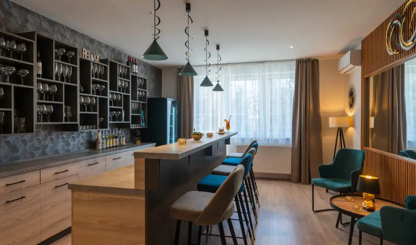 Holdvir�g Hotel S�rv�r - M�rcius 15. 