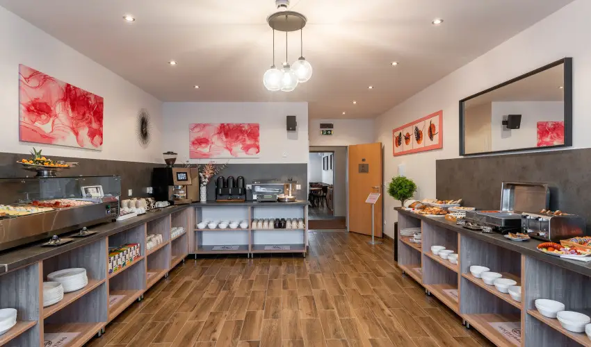 Holdvir�g Hotel S�rv�r - M�rcius 15. 