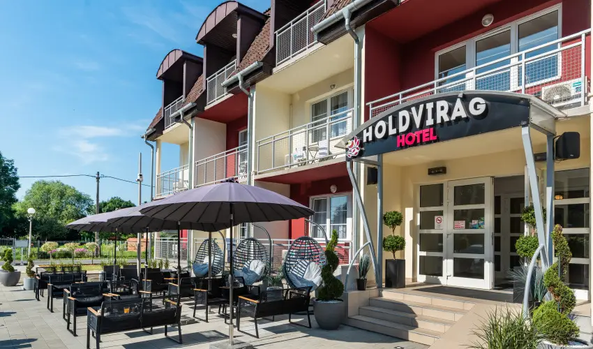 Holdvir�g Hotel S�rv�r - M�rcius 15. 