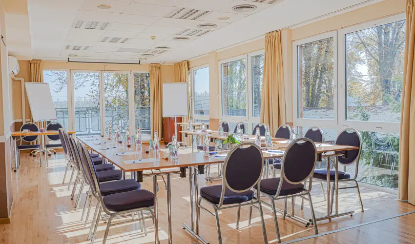 Holiday Beach Budapest Wellness Hotel with Sauna Park Budapest - M�rcius 15.