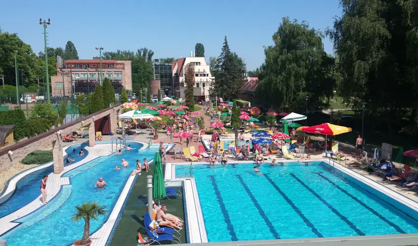 Holiday Beach Budapest Wellness Hotel with Sauna Park Budapest - M�rcius 15.