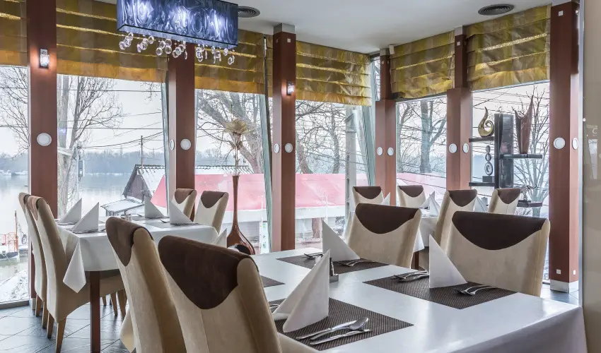 Holiday Beach Budapest Wellness Hotel with Sauna Park Budapest - M�rcius 15.