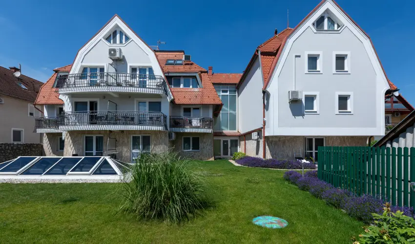 Holiday Club Apartman Hotel H�v�z H�v�z - M�rcius 15. 