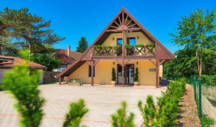 Honti Panzi� Visegr�d - M�rcius 15. (min. 2 �j)