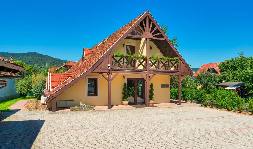 Honti Panzi� Visegr�d - M�rcius 15. (min. 2 �j)