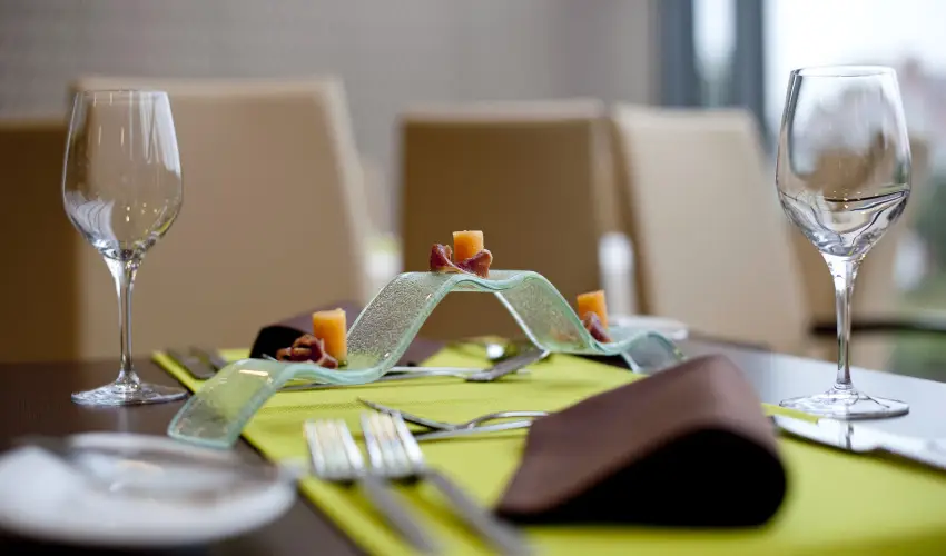 Abacus Business & Wellness Hotel Herceghalom - M�rcius 15. 