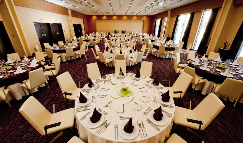 Abacus Business & Wellness Hotel Herceghalom - M�rcius 15. 