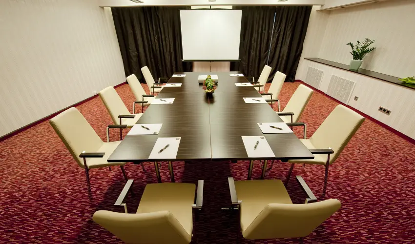 Abacus Business & Wellness Hotel Herceghalom - M�rcius 15. 