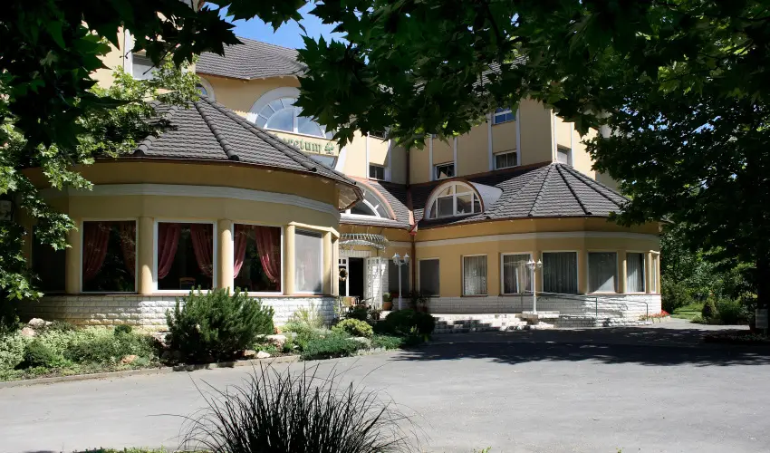 Hotel Arbor�tum Hark�ny - M�rcius 15.