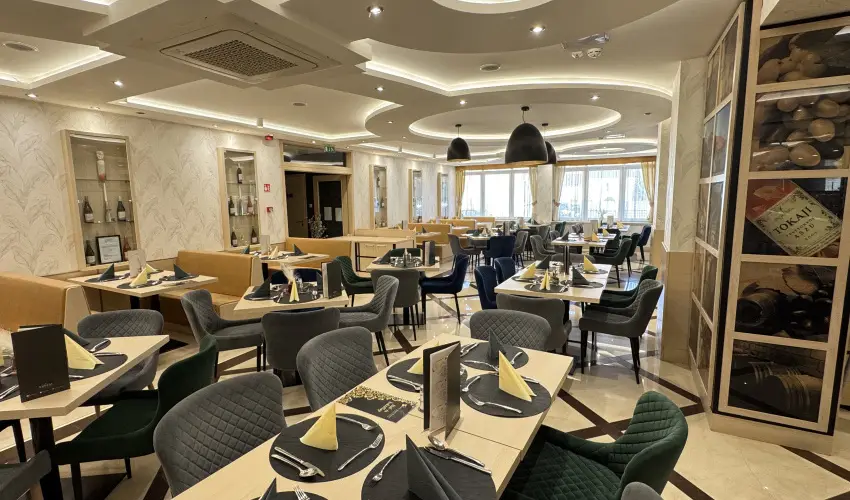 Hotel Aurum Family Hajd�szoboszl� - M�rcius 15. (min. 2 �j)