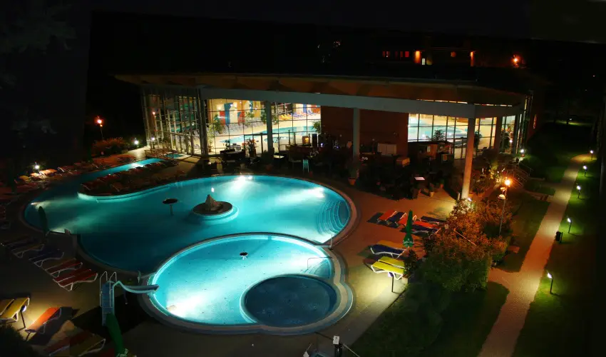 Hotel Az�r Si�fok - M�rcius 15. - speci�lis el�refizet�ssel (min. 3 �j)