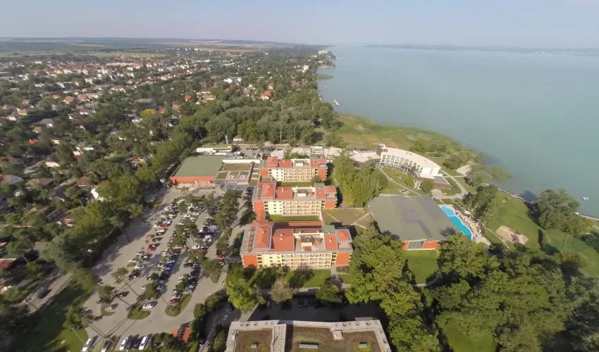 Hotel Az�r Si�fok - M�rcius 15. - speci�lis el�refizet�ssel (min. 3 �j)