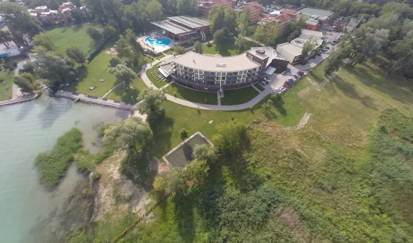Hotel Az�r Si�fok - M�rcius 15. - speci�lis el�refizet�ssel (min. 3 �j)