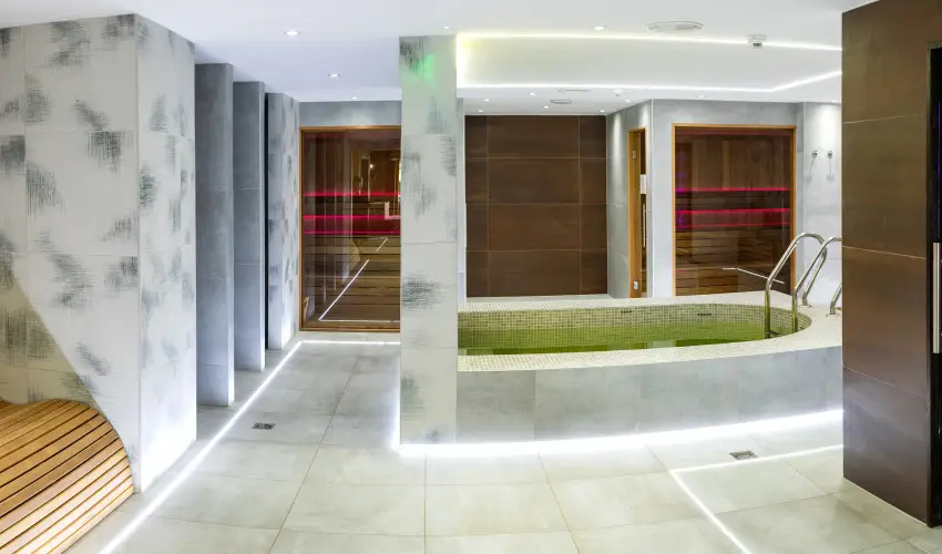 Hotel Az�r Si�fok - M�rcius 15. - speci�lis el�refizet�ssel (min. 3 �j)