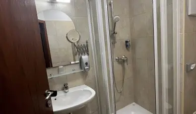 Hotel Bassiana S�rv�r