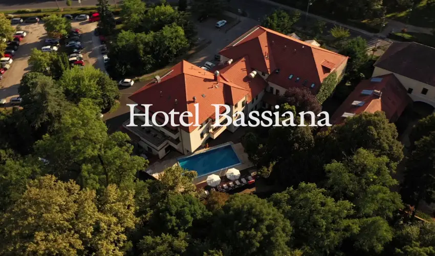 Hotel Bassiana S�rv�r - M�rcius 15. 