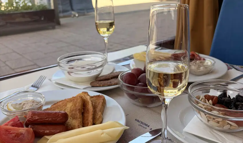 Hotel Bassiana S�rv�r - M�rcius 15. 