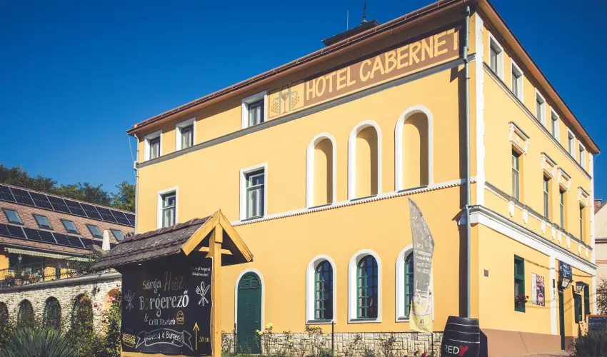 Hotel Cabernet Vill�nyk�vesd - M�rcius 15.