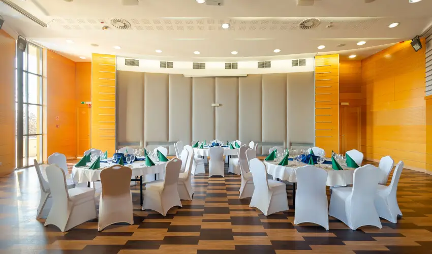 Hotel Eger & Park Eger - M�rcius 15. (min. 3 �j)