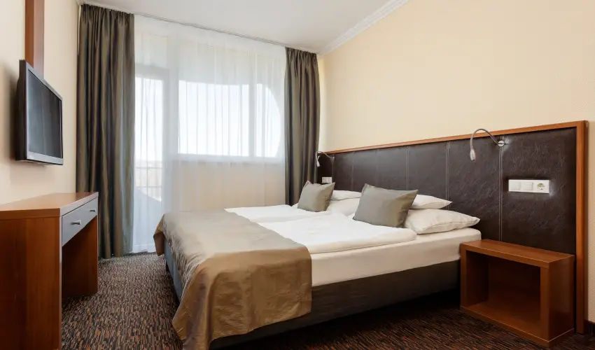 Hotel Eger & Park Eger - M�rcius 15. (min. 3 �j)