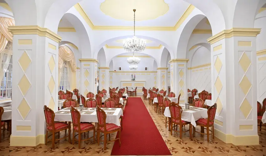 Hotel Eger & Park Eger - M�rcius 15. (min. 3 �j)
