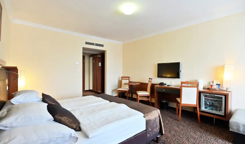 Hotel Eger & Park Eger - M�rcius 15. (min. 3 �j)