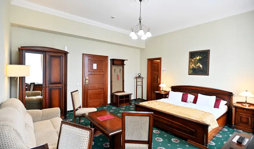 Hotel Eger & Park Eger - M�rcius 15. (min. 3 �j)