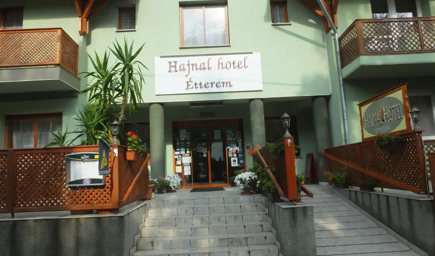 Hajnal Hotel Mez�k�vesd - M�rcius 15.