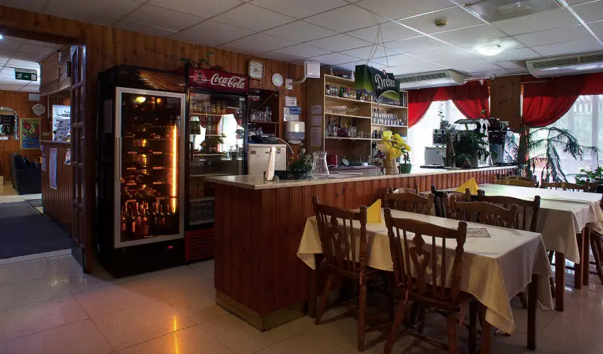 Hajnal Hotel Mez�k�vesd - M�rcius 15.