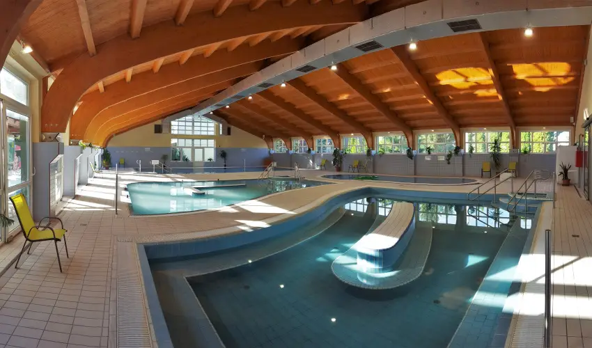 Hajnal Hotel Mez�k�vesd - M�rcius 15.