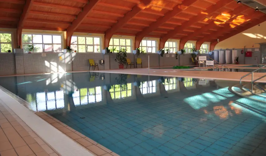 Hajnal Hotel Mez�k�vesd - M�rcius 15.