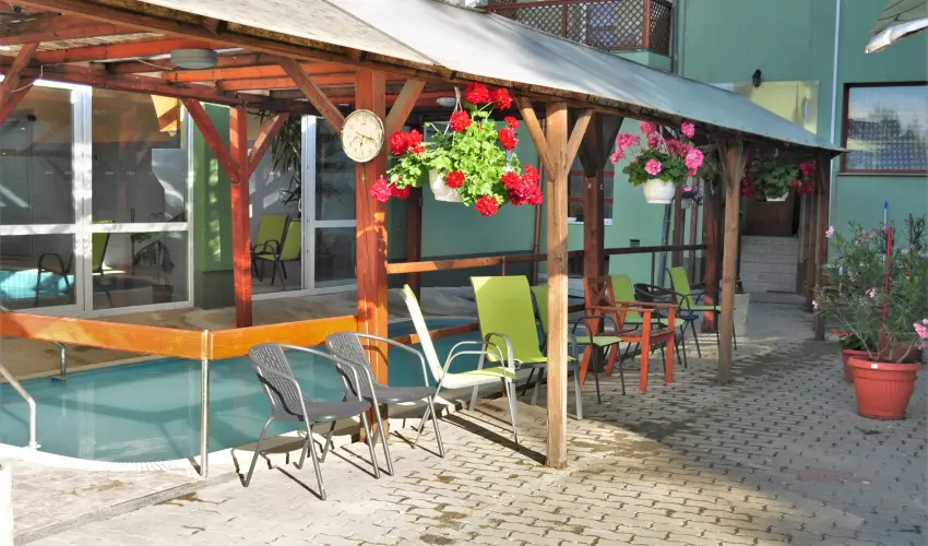 Hajnal Hotel Mez�k�vesd - M�rcius 15.