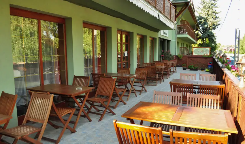 Hajnal Hotel Mez�k�vesd - M�rcius 15.