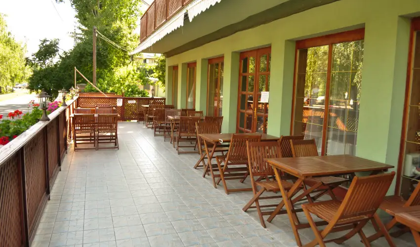 Hajnal Hotel Mez�k�vesd - M�rcius 15.