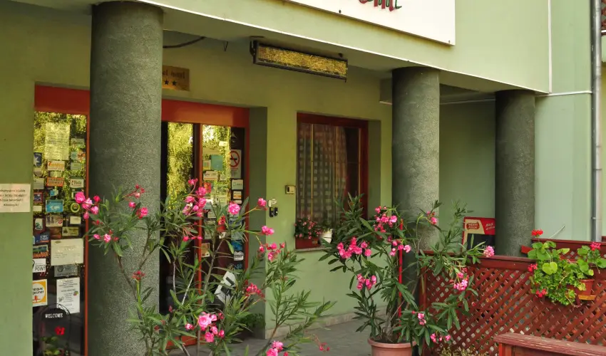 Hajnal Hotel Mez�k�vesd - M�rcius 15.