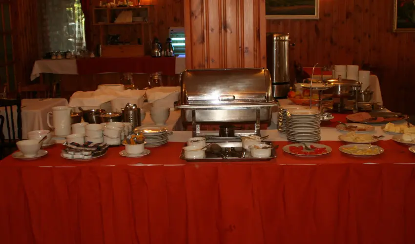 Hajnal Hotel Mez�k�vesd - M�rcius 15.