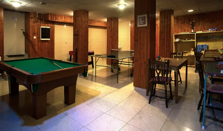 Hajnal Hotel Mez�k�vesd - M�rcius 15.