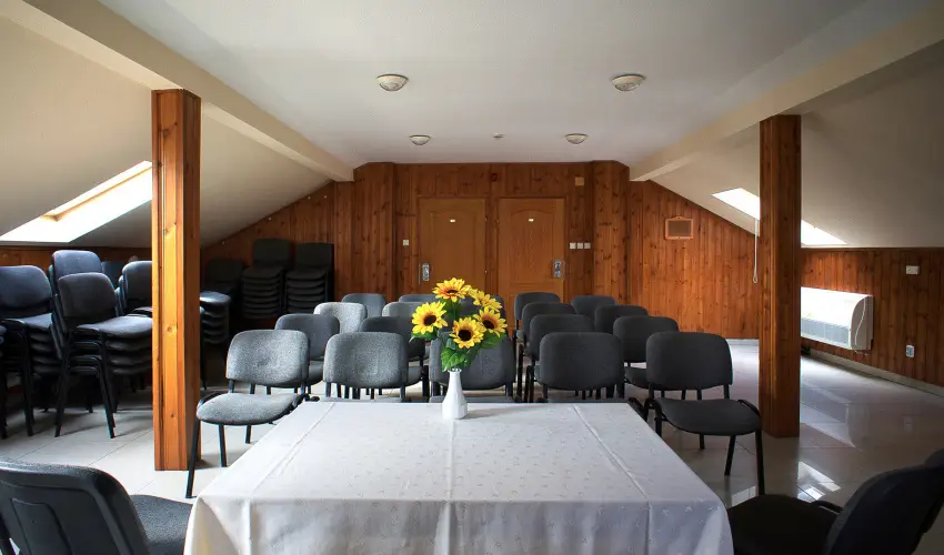 Hajnal Hotel Mez�k�vesd - M�rcius 15.