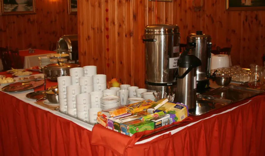 Hajnal Hotel Mez�k�vesd - M�rcius 15.